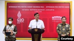 Menko Marves Luhut Binsar Pandjaitan (tengah) didampingi Menko Perekonomian Airlangga Hartarto (kanan) dan Menkes Budi Gunadi Sadikin, di Istana Kepresidenan Jakarta, 4 April 2022. (Biro Setpres)