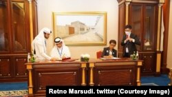 Penandatanganan Letter of Intent : dari kiri - Menlu Indonesia Retno Marsudi dan Menteri Luar Negeri Qatar Muhammad bin Abdurrahman al-Thani, di Doha, ibu kota Qatar. 