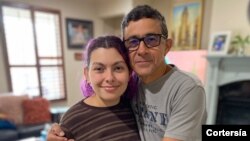 Gustavo Cárdenas, exejecutivo de CITGO liberado después de casi cinco años detenido en Venezuela, junto a su hija, María Mercedes. Foto: Cortesía. 