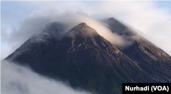 Rekahan puncak Merapi terlihat jika cuaca cerah di kawasan puncak. (Foto: VOA/Nurhadi)