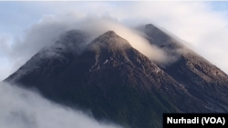 Rekahan puncak Merapi terlihat jika cuaca cerah di kawasan puncak. Aktivitas gunung tersebut meningkat tajam pada Sabtu (11/3) seiring dengan adanya guguran awan panas hingga 24 kali. (Foto: VOA/Nurhadi)