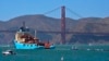 ARSIP – Foto arsip yang diambil tanggal 8 September 2018 ini menunjukkan sebuah kapal yang tengah menarik alat pelampung pemungut sampah menuju kolong Jembatan Golden Gate di San Fransisco menuju Samudra Pasifik (foto: AP Photo/Lorin Eleni Gill, Arsip)