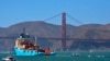 Kapal pengumpul sampah plastik, The Ocean Cleanup, diderek kapal tunda ke arah jembatan Golden Gate di San Francisco menuju Samudra Pasifik, 8 September 2018.