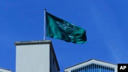 이스탄불 주재 사우디아라비아 영사관 건물 위로 자국기가 바람에 펄럭이고 있다. 