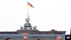 پرزیدنت رونالد ریگان در مقابل دروازه براندنبورگ. پرزیدنت ریگان در سخنرانی خود خطاب به میخائیل گورباچف، آخرین رهبر اتحاد جماهیر شوروی، گفت: آقای گورباچف، این دیوار را فرو بریز.