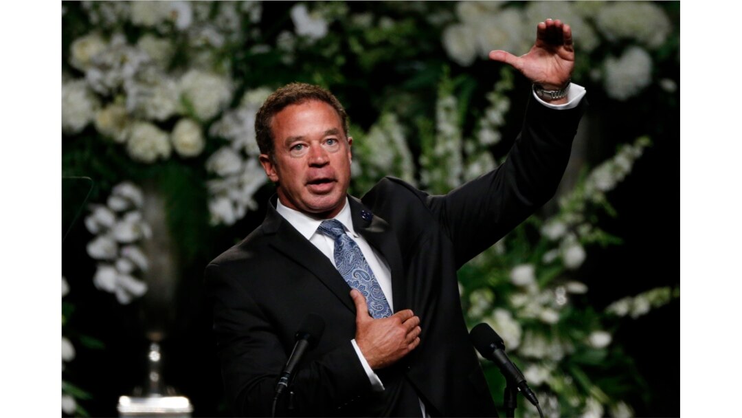 Tokoh televisi dan radio John Ramsey pada peringatan untuk mendiang petinju Muhammad Ali di Louisville, Kentucky, AS, 10 Juni 2016. (REUTERS/Lucas Jackson)