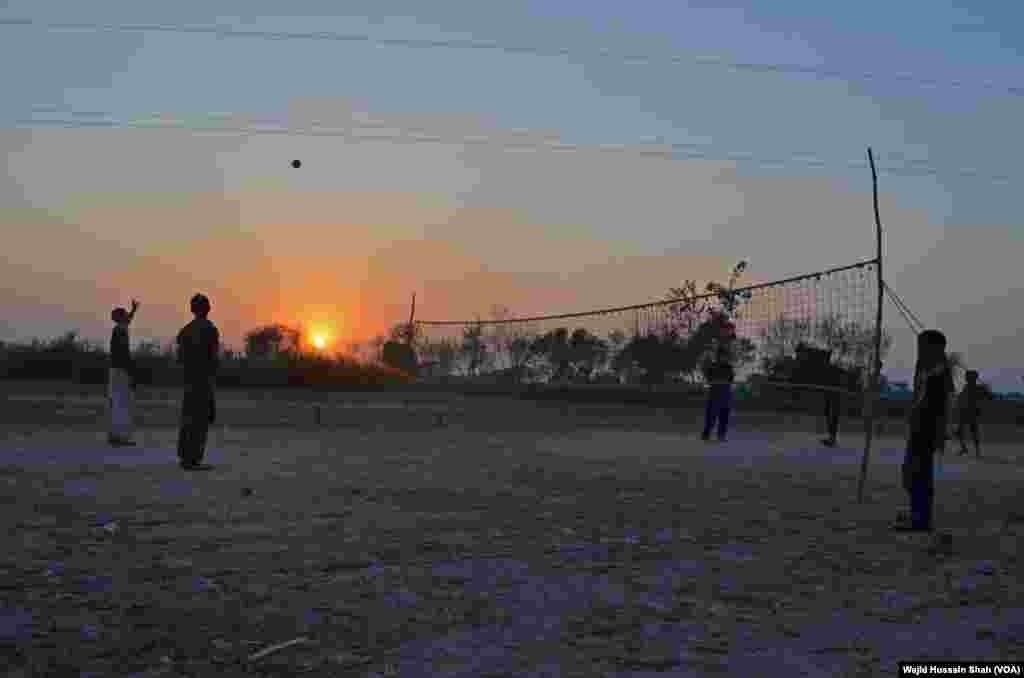 شام کو لڑکے والی بال کھیل کر اپنا وقت گزارتے ہیں۔