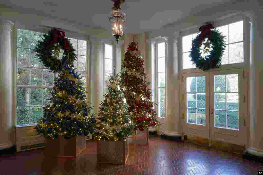El ala este de la Casa Blanca está decorada con árboles navideños de diferentes tamaños.