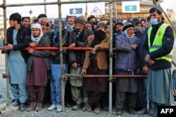 Pria Afghanistan mengantre untuk menerima bantuan makanan dari sebuah lembaga swadaya masyarakat (LSM) di Kabul, 25 Desember 2022. (Foto: AFP)