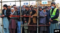 Хуманитарните организации предупредија дека забраната на Талибанците ќе влијае на испораката на помош за спасување на милиони Авганистанци и ќе влијае на илјадници работни места 
