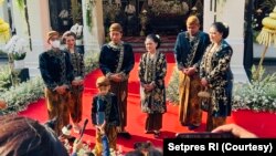 Seluruh keluarga Presiden Jokowi berbusana adat Jawa dalam prosesi pernikahan putra bungsu Presiden Jokowi, Kaesang Pangarep. (Foto: ilustrasi/ courtesy:Setpres RI)