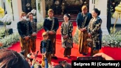 Seluruh keluarga Presiden Jokowi berbusana adat Jawa dalam prosesi pernikahan putra bungsu Kaesang Pangarep. (Foto: Courtesy/Setpres RI)