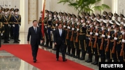 Presiden China Xi Jinping berjalan bersama Presiden Filipina Ferdinand "Bongbong" Marcos Jr. dalam upacara penyambutan di Balai Besar Rakyat di Beijing, Rabu 4 Januari 2023.