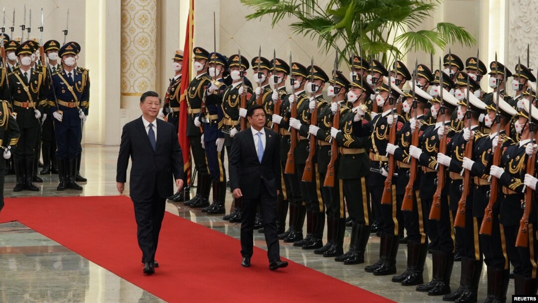 Chủ tịch Trung Quốc Tập Cận Bình (trái) và Tổng thống Philippines Ferdinand Marcos Jr. trong buổi lễ tiếp đón tại Đại lễ đường Nhân dân ở Bắc Kinh, Trung Quốc, vào ngày 4/1/2023.