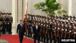 중국을 방문한 페르디난드 마르코스 주니어 필리핀 대통령(우측)이 4일 시진핑 중국 국가주석과 함께 의장대를 사열하고 있다.