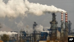 资料照：中国山西省河津市的一座煤炭加工厂释放的浓烟。 （2019年11月28日）