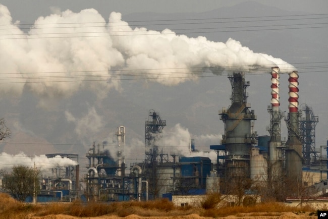 India telah meminta perusahaan-perusahaan listrik untuk tidak menghentikan penggunaan pembangkit listrik tenaga batu bara hingga 2030 karena adanya lonjakan permintaan listrik, sebagai ilustrasi. (Foto: AP)