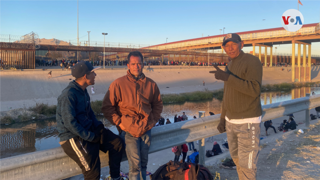 Un grupo de migrantes venezolanos discuten si deben unirse a la fila para tratar de ingresar a EEUU a través de una puerta en el muro. Dos o tres veces cada hora, un auto de la patrulla fronteriza se lleva de 10 a 15 migrantes de la fila.