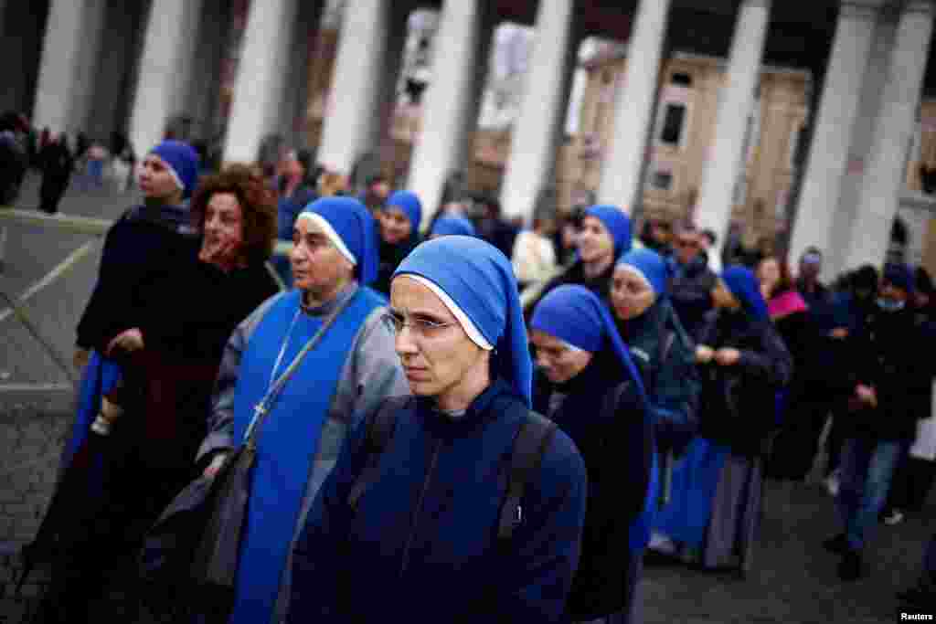 Un grupo de monjas espera su turno para rendir homenaje al&nbsp;difunto papa emérito.&nbsp;