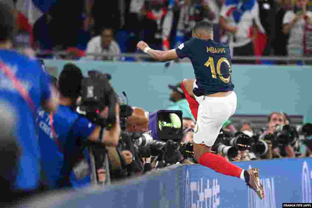 Avançado francês, Kylian Mbappe celebra o segundo golo contra a Dinamarca. A França venceu o jogo por 2-0, em jogo do grupo D, no Stadium 974, Doha. Nov 26.