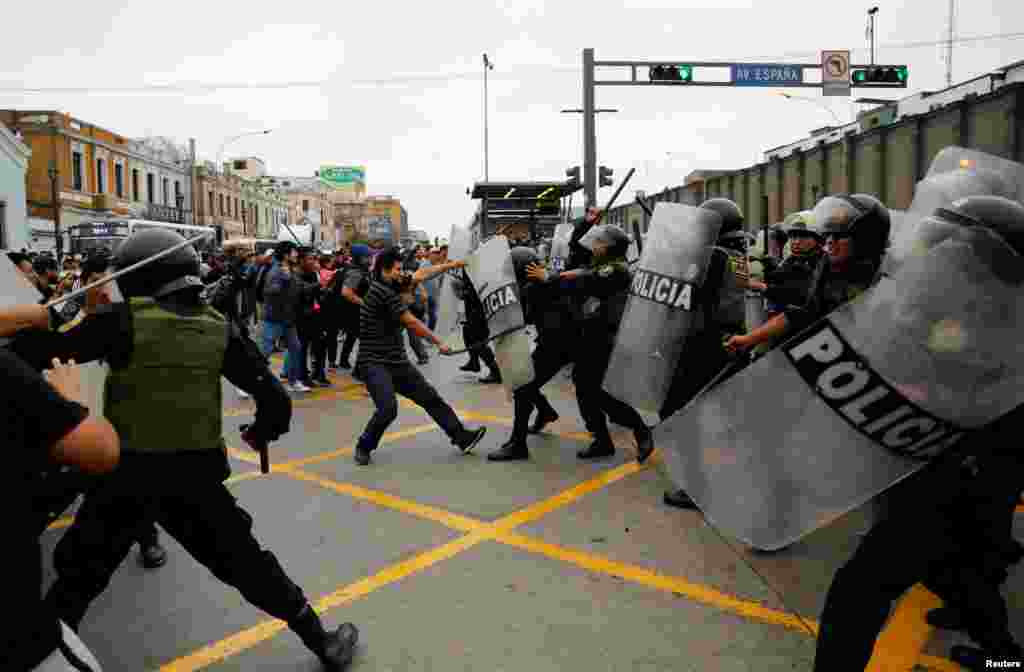 Autoridades chocan con manifestantes frente a la Prefectura de Lima, donde se encuentra Castillo.&nbsp; &nbsp;