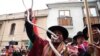 Un hombre agita un látigo durante una protesta para exigir el encarcelamiento del gobernador opositor de Santa Cruz, Luis Fernando Camacho, en La Paz, Bolivia, el 29 de diciembre de 2022.