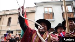 Un hombre agita un látigo durante una protesta para exigir el encarcelamiento del gobernador opositor de Santa Cruz, Luis Fernando Camacho, en La Paz, Bolivia, el 29 de diciembre de 2022.