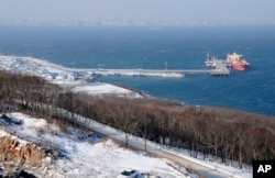 Sebuah kapal tanker terlihat berlabuh di terminal ekspor minyak baru di pelabuhan timur jauh Kozmino, Rusia, pada Senin, 28 Desember 2009. (Foto: AP)