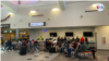 Luego de ser liberados por la patrulla fronteriza, migrantes esperan en el puesto de información del Aeropuerto de El Paso para vuelos que los conecten con otros estados. Algunos dijeron que llevaban hasta tres días durmiendo en el aeropuerto.