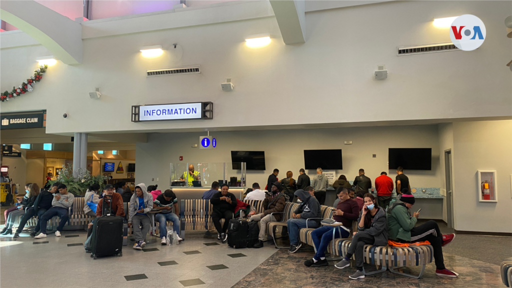 Luego de ser liberados por la patrulla fronteriza, migrantes esperan en el puesto de información del Aeropuerto de El Paso para vuelos que los conecten con otros estados. Algunos dijeron que llevaban hasta tres días durmiendo en el aeropuerto.