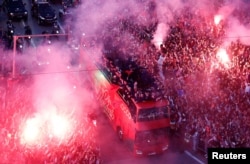 El equipo de Marruecos celebra en Rabat junto a los aficionados el histórico hito conseguido en el Mundial.