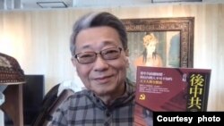 台湾“前哨预策”网站创办人范畴出版新书《后中共的中国》。（取自采访视频截图）