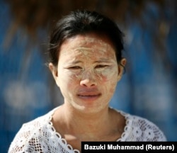 Seorang perempuan Bajau Laut berpose di desanya di Pulau Mabul, 17 Februari 2009. (REUTERS/Bazuki Muhammad)