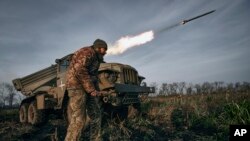 Українські військовослужбовці запускають ракету "Град" по позиціях російських сил біля Бахмуту. Фото зроблене 24 листопада 2022 року. Фото AP/Libkos