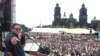 ARCHIVO - El cantante cubano Pablo Milanés se presenta durante un concierto gratuito al aire libre en la plaza del Zócalo, en Ciudad de México.