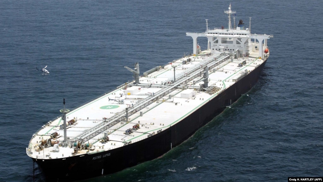 Supertanker Rusia Astro Lupus menunggu untuk menurunkan muatannya dari pengiriman langsung pertama minyak mentah Rusia ke Amerika Serikat pada 3 Juli 2002 di Teluk Meksiko 50 mil dari Houston, Texas. (Foto: AFP/Craig H. HARTLEY)