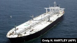 Supertanker Rusia Astro Lupus menunggu untuk menurunkan muatannya dari pengiriman langsung pertama minyak mentah Rusia ke Amerika Serikat pada 3 Juli 2002 di Teluk Meksiko 50 mil dari Houston, Texas. (Foto: AFP/Craig H. HARTLEY)