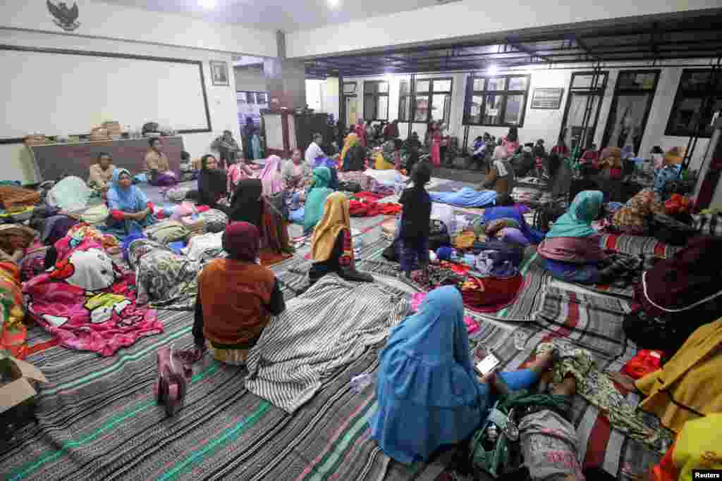 Las personas evacuadas se refugian en una oficina del distrito,&nbsp;en Lumajang, provincia indonesia de Java Oriental. Más de 2.000 pobladores tuvieron que dejar sus viviendas debido a la alerta generada tras la erupción del volcán.