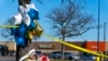 Flores y globos ubicados cerca de la escena de un tiroteo masivo en un Walmart, el 23 de noviembre de 2022, en Chesapeake, Virginia. 