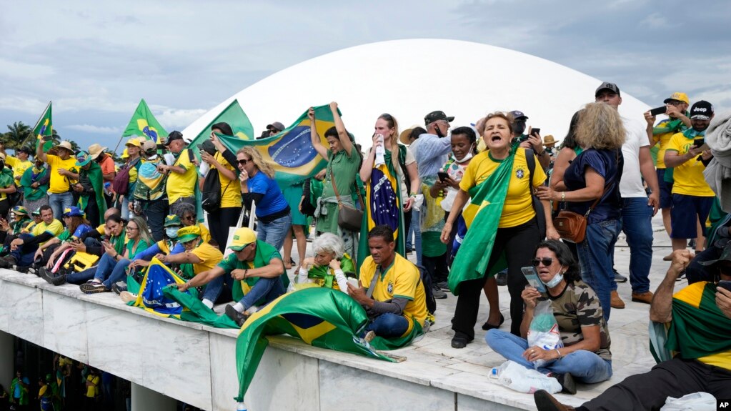 Wafuasi wa Rais wa zamani wa Brazil Jair Bolsonaro wakisimama kwenye paa la jengo la Bunge baada ya kulivamia mjini Brazilia, Januari 8, 2023