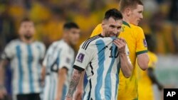 Pemain sepak bola Argentina, Lionel Messi, saat laga antara Argentina dan Australia dalam babak 16 besar di Stadion Ahmad Bin Ali, di Doha, Qatar, Sabtu, 3 Desember 2022. (Foto: Frank Augstein/AP)