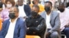 Ndambi Guebuza, em calças cor-de-laranja, que foi sentenciado a 12 anos de prisão no caso das Dívidas Ocultas, ouve o veredicto na Prisão de Segurança Máxima Machava B, Maputo. 7 Dez, 2022