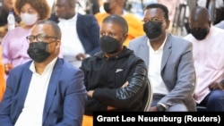 Ndambi Guebuza, em calças cor-de-laranja, que foi sentenciado a 12 anos de prisão no caso das Dívidas Ocultas, ouve o veredicto na Prisão de Segurança Máxima Machava B, Maputo. 7 Dez, 2022