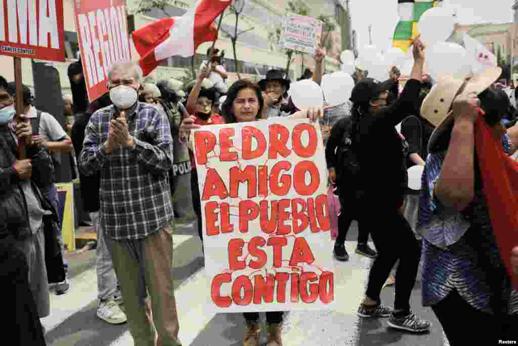 Algunos a favor de Pedro Castillo portaron pancartas de apoyo.&nbsp;