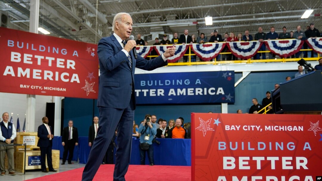 Presiden AS Joe Biden berbicara dalam kunjungannya ke pabrik pembuatan cip komputer di Bay City, Michigan, pada 29 November 2022. (Foto: AP/Patrick Semansky)