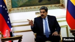 El presidente de Venezuela, Nicolás Maduro, durante una reunión con el ministro de Relaciones Exteriores de Colombia, Álvaro Leyva, en el Palacio de Miraflores, en Caracas, Venezuela, el 4 de octubre de 2022. 