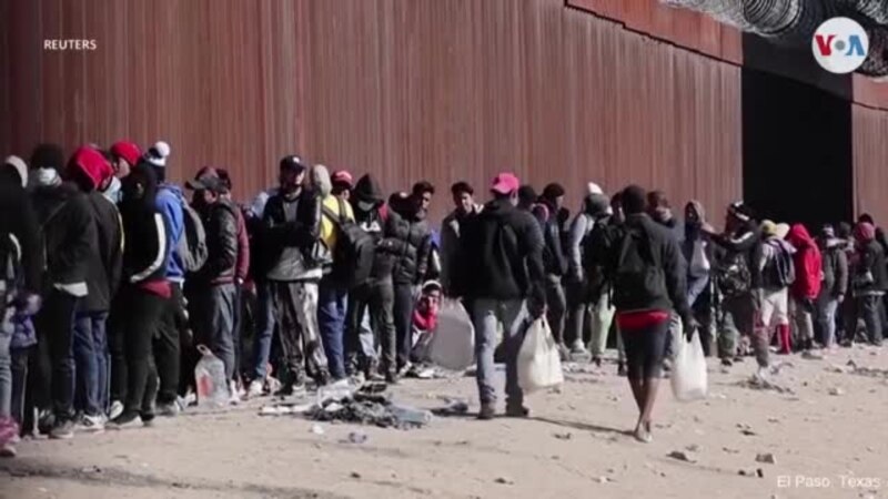 Migrantes en El Paso, Texas, previo a la llegada de Biden