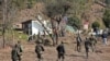 印度军人在克什米尔地区达吉里村发生枪击后展开搜查（2023年1月2日）