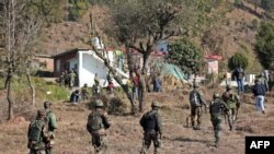 印度军人在克什米尔地区达吉里村发生枪击后展开搜查（2023年1月2日）