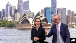 Perdana Menteri Finlandia Sanna Marin berbicara dengan Perdana Menteri Australia Anthony Albanese di halaman Government House di Sydney, Australia, Jumat, 2 Desember 2022. (AP Photo/Mark Baker)